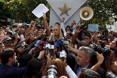Lilian Tintori (C), wife of jailed Venezuelan opposition leader Leopoldo Lopez, holds a letter by her husband as she speaks during a news conference in Caracas September 11, 2015. REUTERS/Carlos Garcia Rawlins