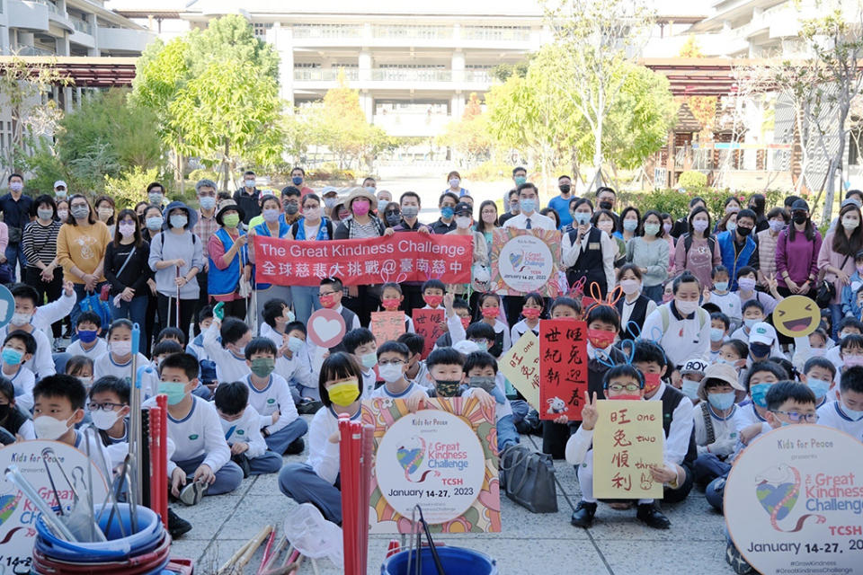 臺南慈中親師生共計有1062人投入2023年全球慈悲挑戰行動首日開跑。圖為國小部掃街親師生