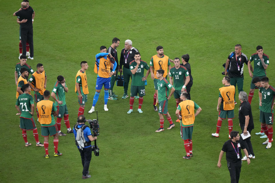 ARCHIVO - Los jugadores de la selección de México tras quedar eliminados en la primera ronda de la Copa Mundial tras vencer 2-1 a Arabia Saudí, en el estadio Lusail de Qatar, el 1 de diciembre de 2022. (AP Foto/Luca Bruno)