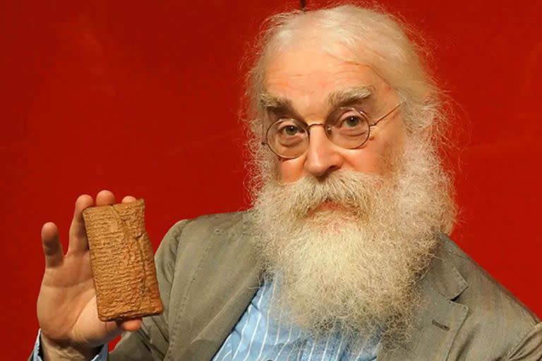 Irving Finkel, conservador del departamento de Oriente Medio del Museo Británico de Londres, descubrió el dibujo del fantasma y tradujo el ritual que lo acompañaba