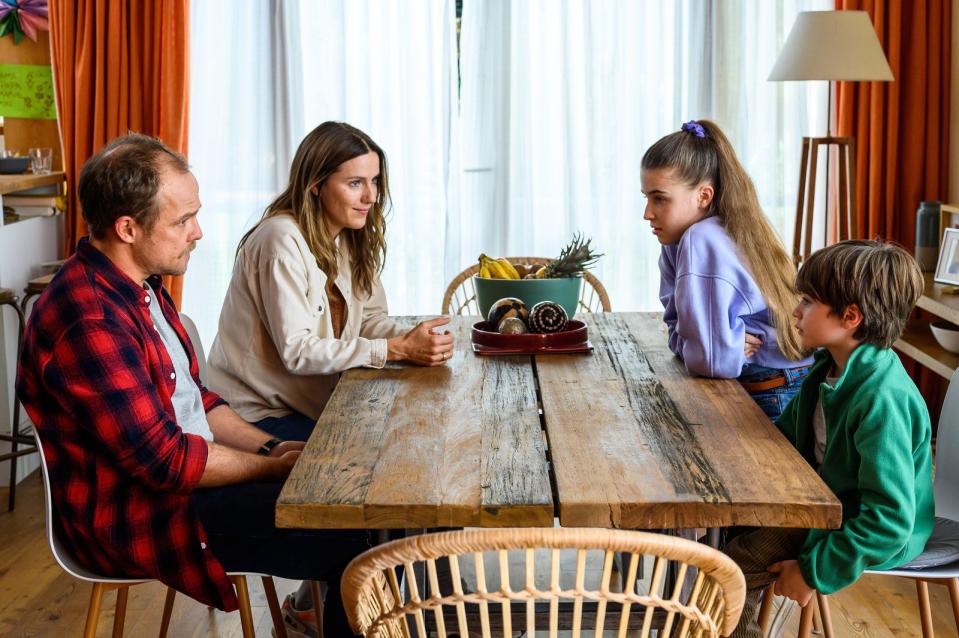 Die Eltern Robert (Matthias Koeberlin) und Julia (Bettina Lamprecht) erklären ihren beiden Kindern Marie (Lola Höller) und Maxi (Linus von Emhofen), wie sich das zukünftige Familienleben gestalten wird. (Bild: ZDF / Willi Weber)