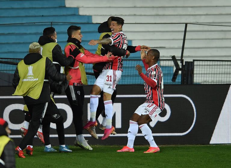 Emiliano Rigoni festeja la apertura del marcador durante el partido de Copa Libertadores que disputan Racing Club y San Pablo