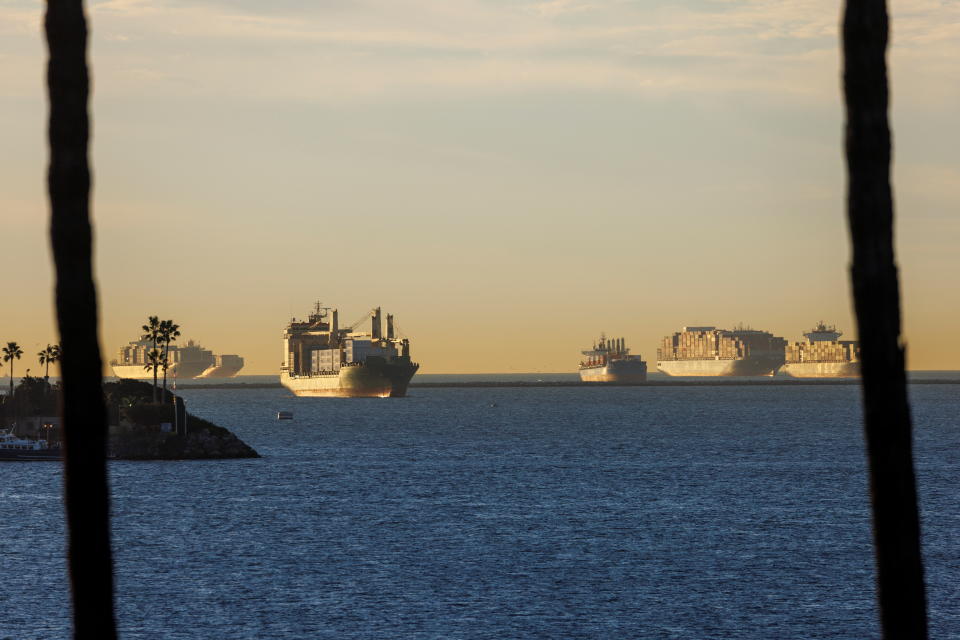 Des navires sont présentés au large du port de Long Beach alors que le problème de la chaîne d'approvisionnement persiste depuis Long Beach, Californie, États-Unis, le 22 novembre 2021. REUTERS / Mike Blake