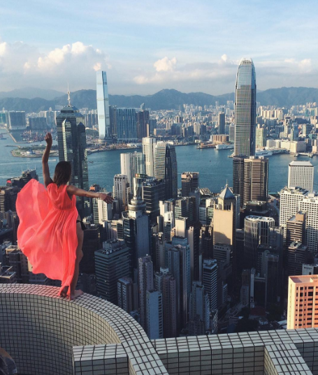 Esta mujer se dedica a recorrer el mundo buscando los edificios y puentes más altos para tomarse fotografías.