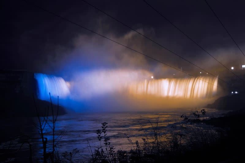 尼加拉瓜大瀑布亮起象徵烏克蘭國旗的藍、黃燈光。（圖／翻攝自 Niagara Park官方推特）