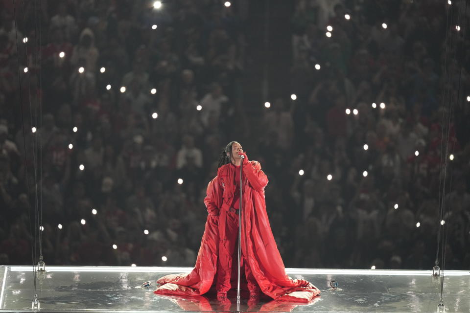 Rihanna durante su presentación en el espectáculo de medio tiempo del Super Bowl 57 de la NFL entre los Chiefs de Kansas City y los Eagles de Filadelfia, el domingo 12 de febrero de 2023, en Glendale, Arizona. (Foto AP/Charlie Riedel)