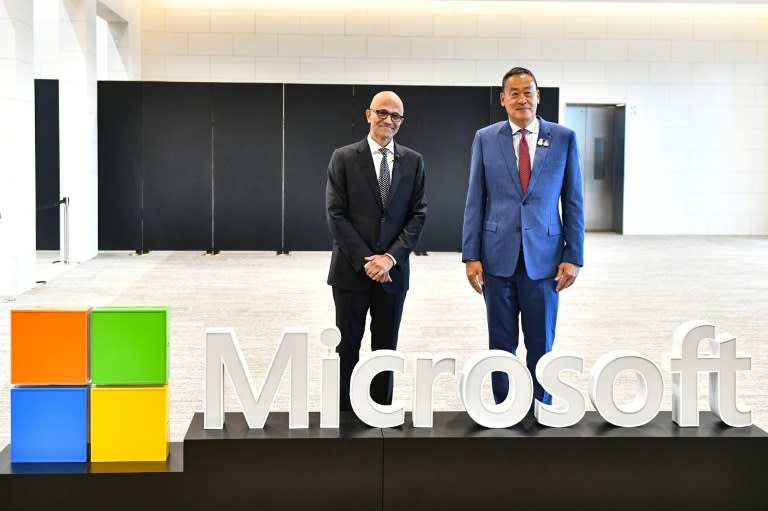 Le Premier ministre thaïlandais Srettha Thavisin (d) et le PDG de Microsoft Satya Nadella (g) lors de l'événement "Microsoft Build AI Day" à Bangkok, le 1er mai 2024 (Handout)