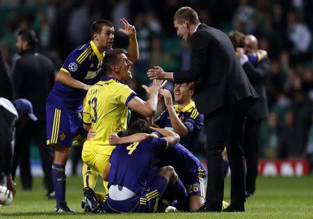 NK Maribor's goalkeeper Jasmin Handanovic is congratulated by his teammates following their victory over Celtic in their Champions League soccer match in Celtic Park Stadium, Glasgow, Scotland August 26, 2014. REUTERS/Russell Cheyne