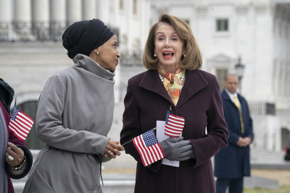 La representante Ilhan Omar y la presidenta de la Cámara de Representantes de EEUU, Nancy Pelosi, quien impulsó una moci´n aprobada por abrumadora mayoría para condenar el antisemitismo y otras formas de odio. (AP)