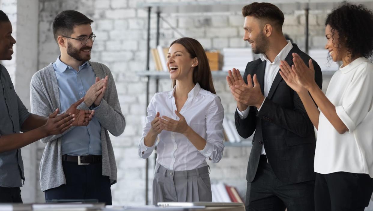 <a href="https://www.shutterstock.com/es/image-photo/friendly-diverse-employees-congratulating-businesswoman-business-1746124670" rel="nofollow noopener" target="_blank" data-ylk="slk:Fizkes/Shutterstock;elm:context_link;itc:0;sec:content-canvas" class="link ">Fizkes/Shutterstock</a>