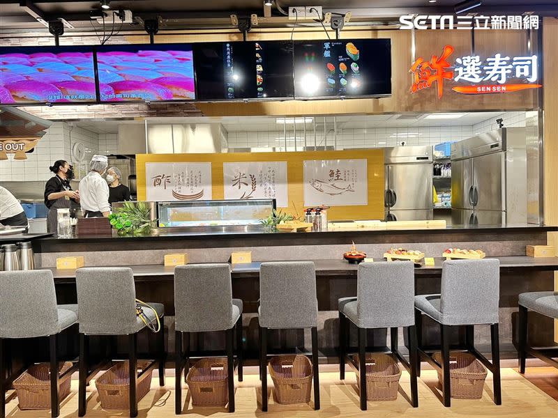 「鮮選壽司」現場提供7人座吧檯座位區，消費者亦可購買套餐組合至美食區享用。（圖／記者劉沛妘攝影）