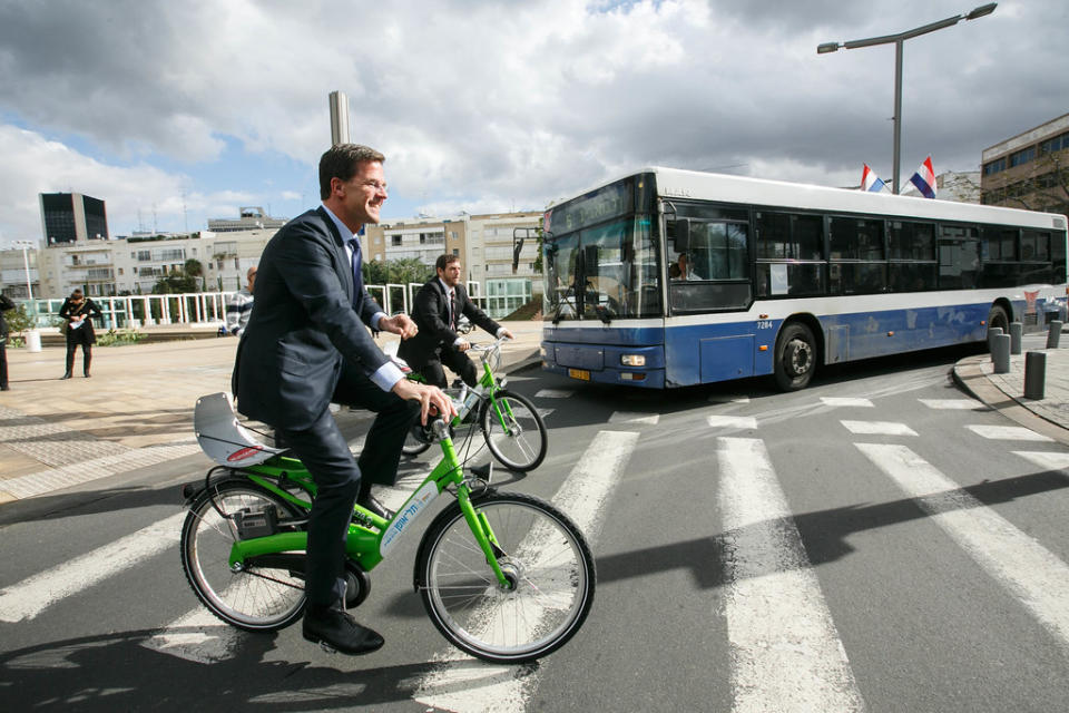 荷蘭總理呂特（Mark Rutte）騎單車通勤。圖片來源：Minister-president Rutte／Flickr（CC BY 2.0）