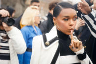 C’est en pleine interrogation qu’a été surprise Janelle Monáe juste avant de franchir la porte de l’Espace Champerret. L’artiste américaine se demandait sans doute avec quelle autre célébrité du front row elle pourrait partager son avis sur la nouvelle collection Balmain… ©Getty Images