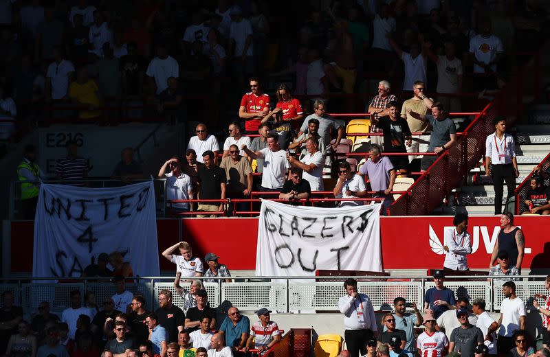 FOTO DE ARCHIVO. Aficionados del Manchester United muestran pancartas en protesta por la propiedad del club por parte de la familia Glazer dentro del estadio antes del partido