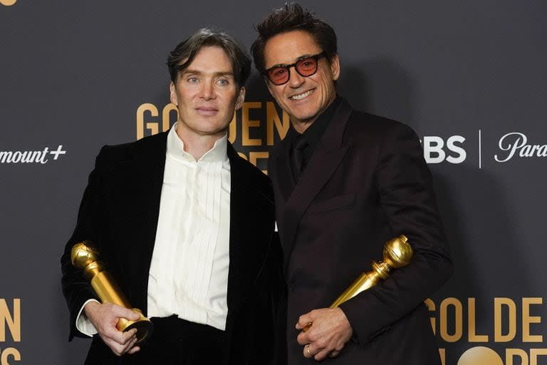 Cillian Murphy y Robert Downey Jr, felices, con sus premios Globo de Oro por sus respectivos trabajos en el film Oppenheimer