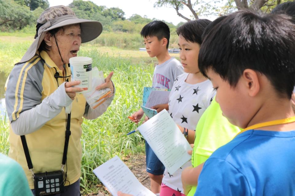 《圖說》樂活新北水水濕地2022濕地夏令營「水質現形記」環教課程體驗。〈高灘處提供〉