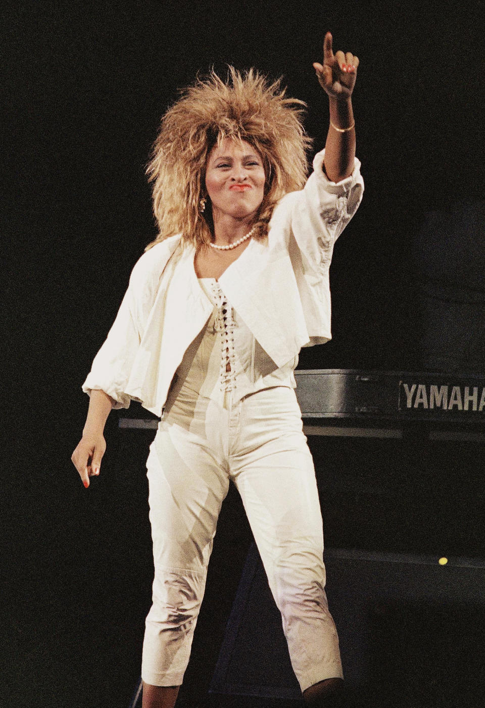 ARCHIVO - Tina Turner se presenta en el Madison Square Garden de Nueva York el 1 de agosto de 1985. Turner será incorporada al Salón de la Fama del Rock & Roll el 30 de octubre de 2021. (AP Foto/Ray Stubblebine, Archivo)