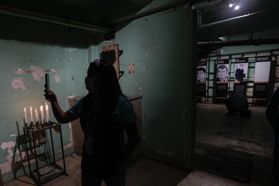 Una enfermera toma una foto en el sótano del Hospital Metropolitano, que alguna vez fue el sitio de un centro clandestino de detención, en Santiago de Chile, el jueves 27 de octubre de 2022. (AP Foto/Esteban Felix)