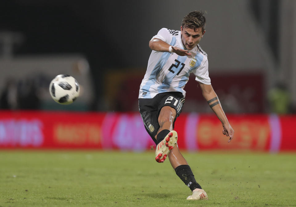 El argentino Paulo Dybala lanza un disparo durante el partido amistoso frente a México, en Córdoba, Argentina, el viernes 16 de noviembre de 2018. (AP Foto/Nicolás Aguilera)