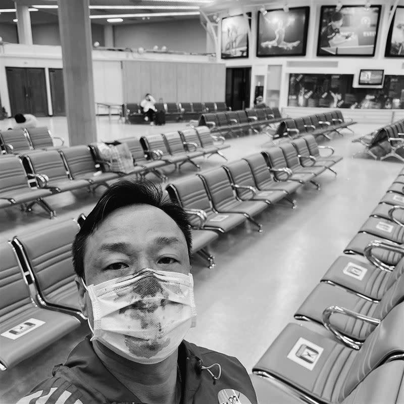 王喜自爆在機場做PCR檢測時被捅傷鼻子。（圖／翻攝自王喜臉書）