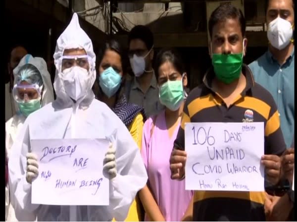 The medical staff protest at Hindu Rao Hospital on Wednesday. (Photo/ANI)