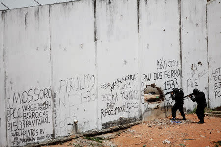 Riot policemen carry their weapons during an uprising at Alcacuz prison in Natal, Rio Grande do Norte state, Brazil, January 21, 2017. REUTERS/Nacho Doce