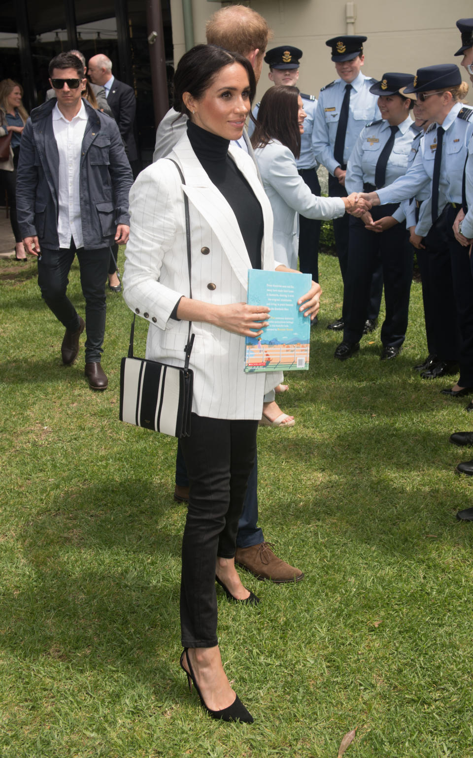 <p>At a reception hosted by the Prime Minister of Australia at The Pavilion Restaurant, Meghan paired her striped Oroton crossbody bag with Aquazzura pumps, a turtleneck, a <a rel="nofollow noopener" href="https://www.net-a-porter.com/gb/en/product/1059727?cm_mmc=LinkshareUK-_-QFGLnEolOWg-_-Custom-_-LinkBuilder&siteID=QFGLnEolOWg-LXDVVPrcyFLRN_f3XYPUTA&rewardStyle=rewardStyle&dclid=CLy-z-PKmd4CFRLW7QodG_oAMQ" target="_blank" data-ylk="slk:£510 blazer by L’Agence;elm:context_link;itc:0;sec:content-canvas" class="link ">£510 blazer by L’Agence</a> and go-to £159 Mother Denim <a rel="nofollow noopener" href="https://www.saksfifthavenue.com/mother-looker-skinny-jeans/product/0400088489512?site_refer=CSE_GGLPLA:Womens_Pants:MOTHER&gclid=EAIaIQobChMIxZWejP-U3gIVEYnICh1nyAdhEAQYBCABEgKI1_D_BwE&gclsrc=aw.ds&ranMID=37410&ranEAID=QFGLnEolOWg&ranSiteID=QFGLnEolOWg-Efrfhh2TCS2L.V6yeqQIyw&site_refer=AFF001&mid=37410&siteID=QFGLnEolOWg-Efrfhh2TCS2L.V6yeqQIyw" target="_blank" data-ylk="slk:jeans;elm:context_link;itc:0;sec:content-canvas" class="link ">jeans</a>. <em>[Photo: Getty]</em> </p>