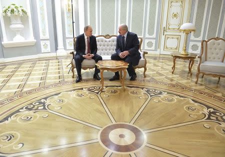 Belarus' President Alexander Lukashenko (R) meets with his Russian counterpart Vladimir Putin during peace talks in Minsk, February 11, 2015. REUTERS/Alexei Druzhinin/RIA Novosti/Kremlin