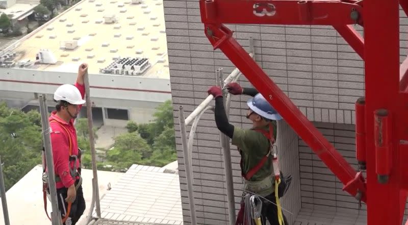 ▲因應颱風可能來襲，工人在塔吊基座旁進行加固作業。（圖／台中市政府提供，2023.05.25）