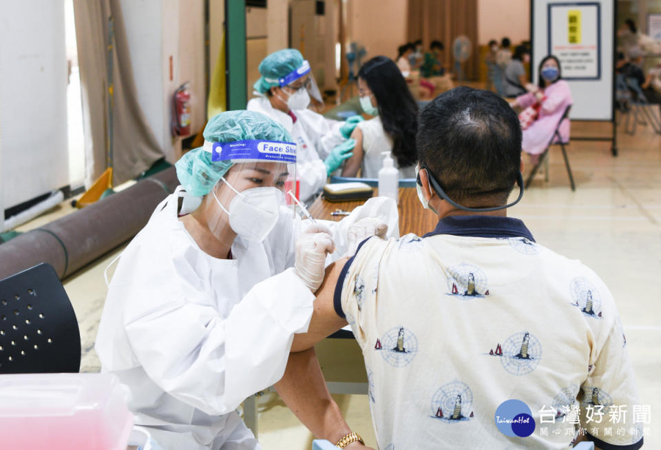 <br /><br />
桃園市永康市民活動中心接種站民眾接種情形。