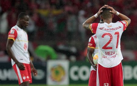 Francisco Meza (R) of Colombia's Santa Fe reacts after losing his Copa Libertadores soccer match against Brazil's Internacional in Porto Alegre, Brazil, May 27, 2015. REUTERS/Diego Vara