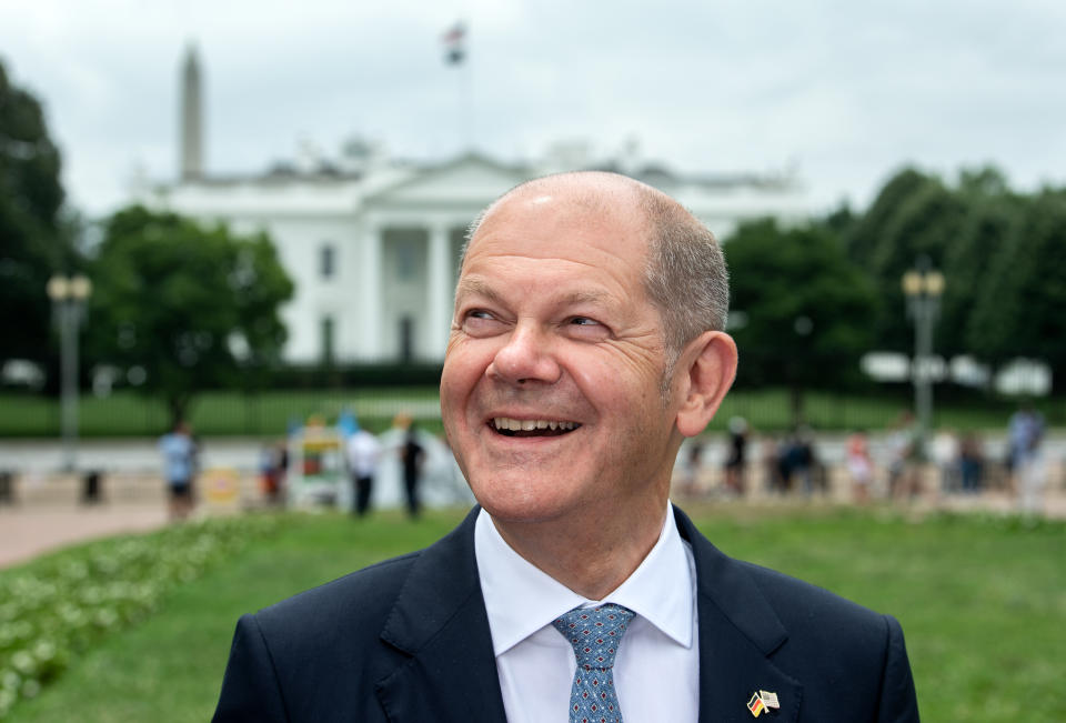 Olaf Scholz nach seinem Treffen mit US-Amtskollegin Janet Yellen vor dem Weißen Haus (Bild: Bernd von Jutrczenka/dpa)