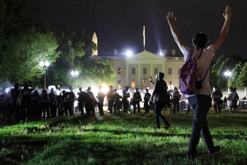 Un manifestante levanta las manos al entrar la policía en el Parque Lafayette en Washington