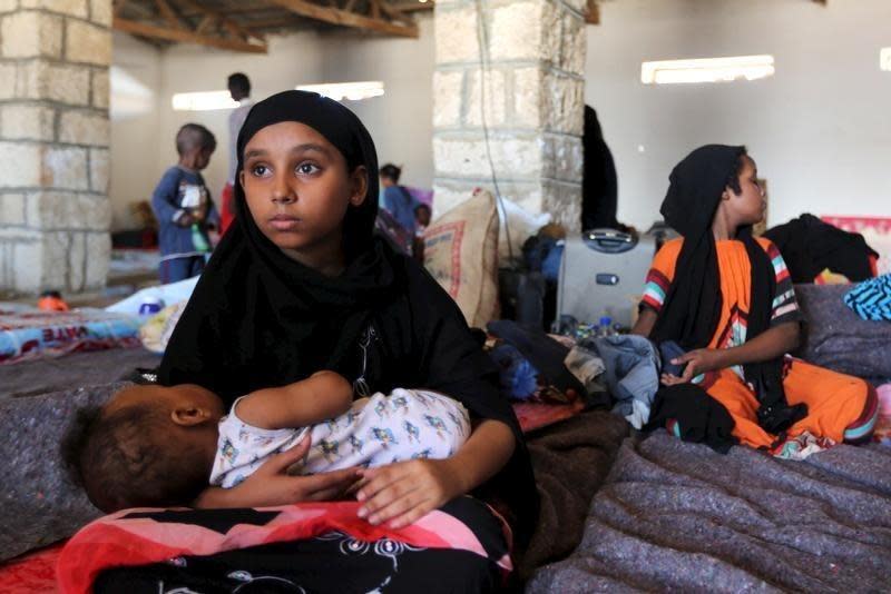 Una niña yemení sujeta a un bebé en un refugio temporal (REUTERS).