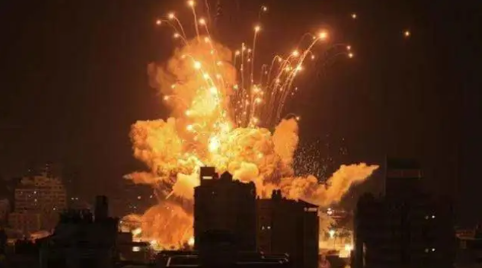以色列國防軍深夜開火。   圖 : 翻攝自騰訊網