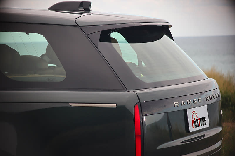 看看這平直高聳的隱藏式D柱線條，不多說你也能知道其Range Rover的身份。