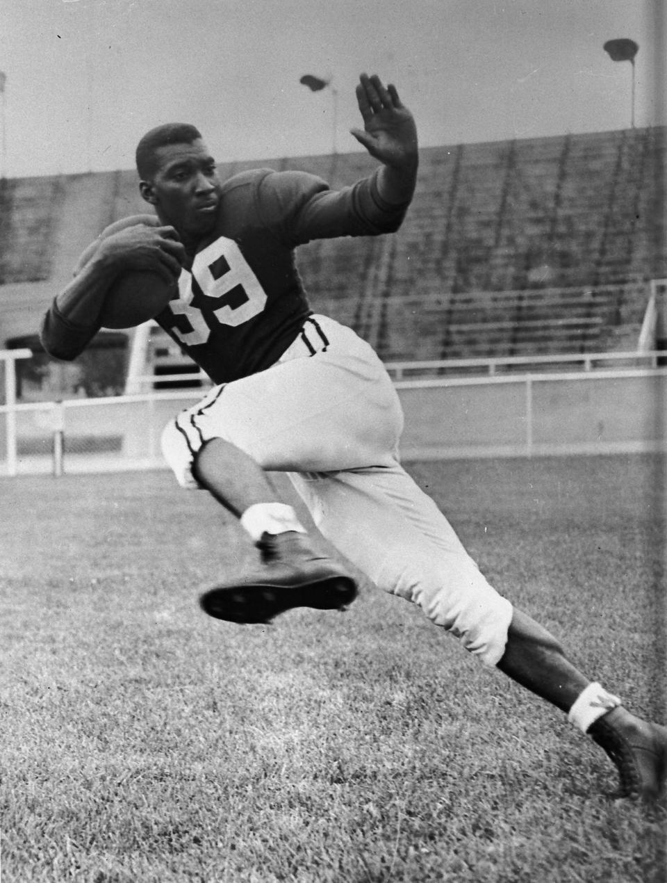 FILE - This 1949 file photo shows Wisconsin football player Bob Teague. Teague, who went on to become a news anchor, reporter and producer and one of New York City's first black television journalists, has died. He was 84. Teague's widow, Jan, told The New York Times that he suffered from T-cell lymphoma. WNBC says Teague died Thursday, March 28, 2013. (AP Photo/File)