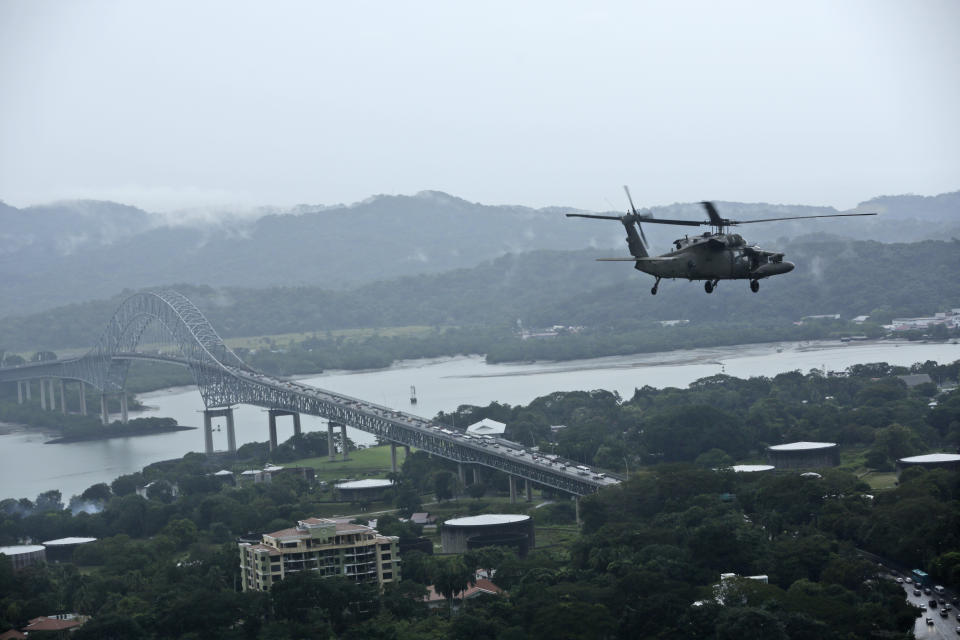 Un helicóptero militar estadounidense Black Hawk vuela sobre el Canal de Panamá, el 6 de diciembre de 2019. (AP Foto/Arnulfo Franco)