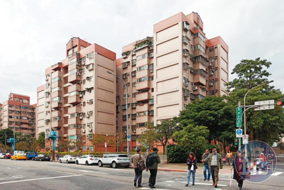 台北市政府只規劃2處中繼住宅，目前可容納戶數不過87戶，與待拆重建的3,003戶相比無異杯水車薪。