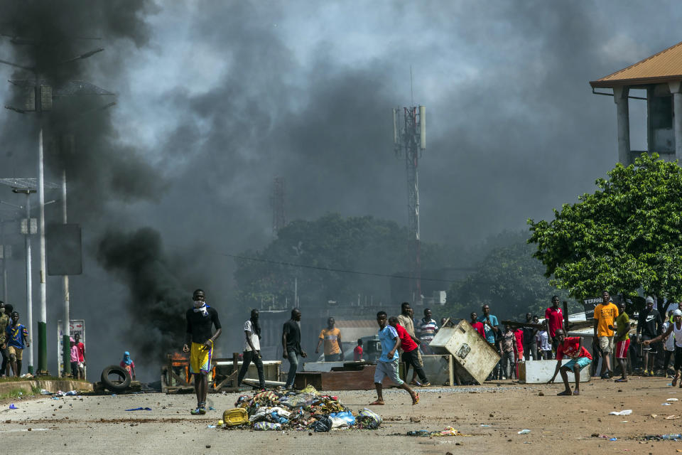 Supporters of Guinean opposition leader Cellou Dalein Diallo clash with police in Conakry, Guinea, Wednesday, Oct. 21, 2020. Diallo declared himself winner against incumbent President Alpha Conde in Sunday's presidential elections.(AP Photo/Sadak Souici)