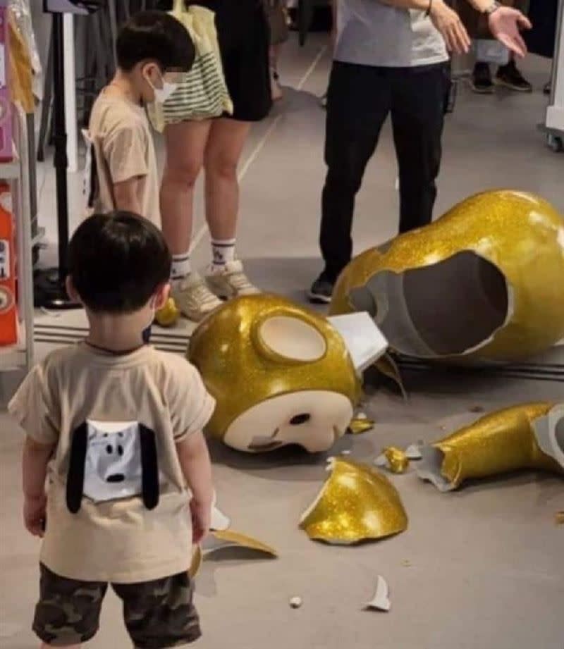 香港男童靠倒價值20萬新台幣的「天線寶寶」玩具。（圖／翻攝自爆廢公社）