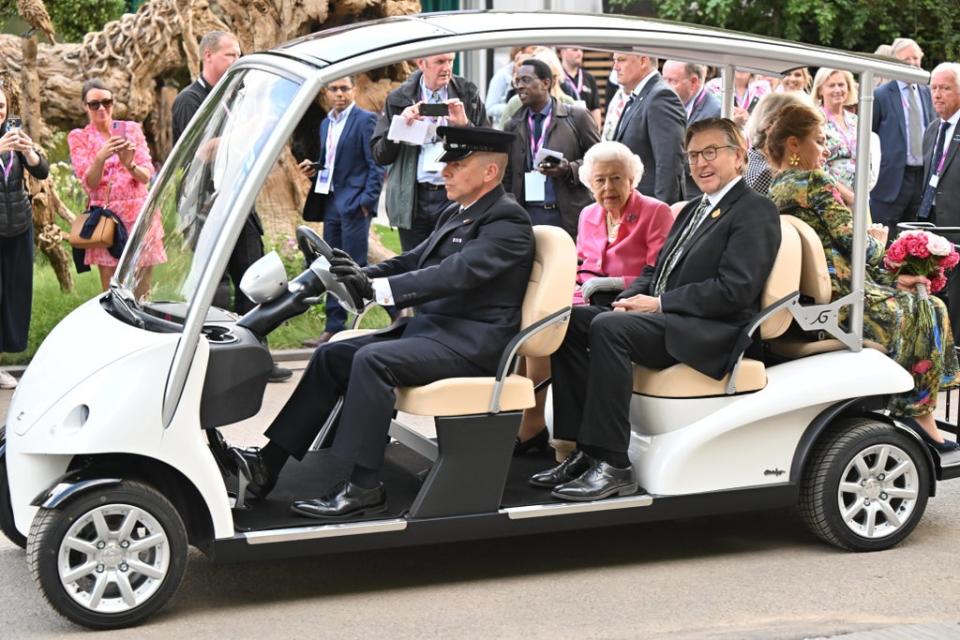 The Queen was accompanied by RHS president Keith Weed (Paul Grover/Daily Telegraph/PA) (PA Wire)