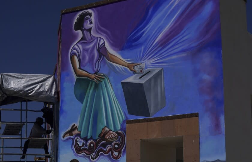 La muralista mexicana Yanet Calderón pinta un mural en San Salvador, México, el sábado 30 de julio de 2022. El mural en desarrollo es pintado en tres paredes de un edificio municipal en San Salvador, un pequeño pueblo de unas 29.000 personas al norte de la Ciudad de México en el Estado de Hidalgo. (Foto AP/Fernando Llano)