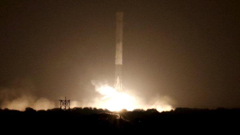 Cohete Falcon 9 de SpaceX lanzado en 2015 (Reuters)