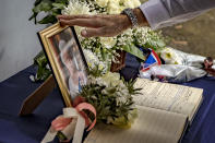 <p>Eine Geste zum Abschied: In der philippinischen Hauptstadt Manila füllen sich die Kondolenzbücher zum Tod der Queen. (Bild: Getty Images)</p> 