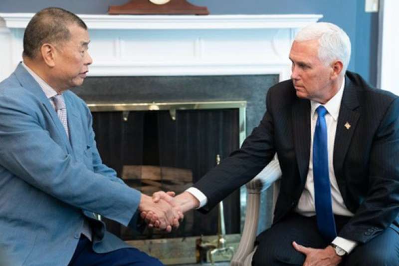 香港壹傳媒創辦人黎智英（左）赴美拜會副總統彭斯（右）。（美國白宮）