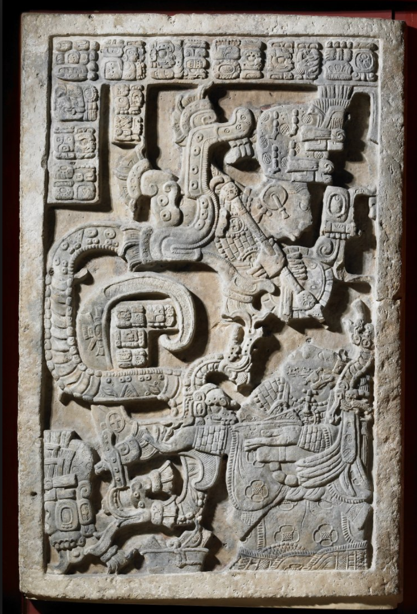 El espectacular dintel 25 de <span>Yaxchilan, tallado en piedra caliza, que muestra a K’ab’al Xook en la parte inferior derecha del panel en la etapa alucinatoria del ritual de sangrado evocando una visión de una serpiente teotihuacana. (Foto: Web del British Museum).</span>