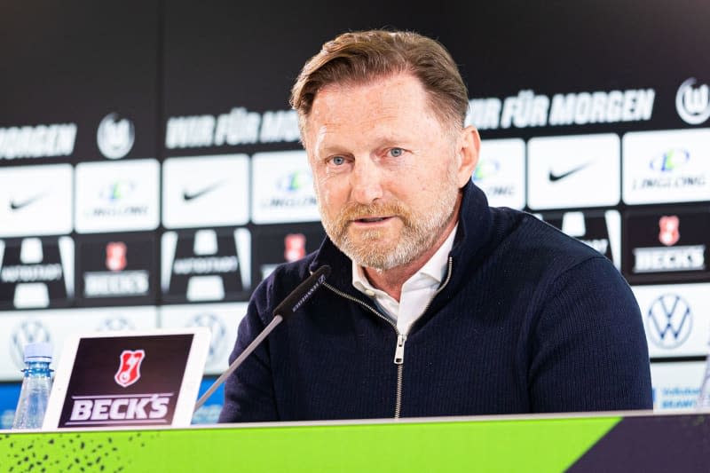 Ralph Hasenhuettl, new coach of VfL Wolfsburg, speaks at a press conference. Moritz Frankenberg/dpa