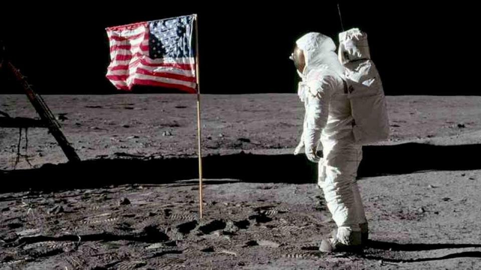 首位登上月球的已故太空人阿姆斯壯所留下來的數千件物品，本週將進行拍賣，當中包括阿姆斯壯在1969年阿波羅11號太空船登月任務所帶的一面美國國旗，估計能拍出約台幣230萬元。(網路圖片)