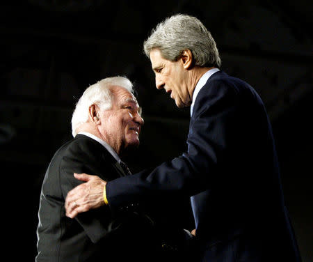 FILE PHOTO - Retired Admiral Stansfield Turner (L) shakes hands with Democratic presidential nominee John Kerry after introducing Kerry in Waterloo, Iowa October 20, 2004. REUTERS/Brian Snyder/File Photo
